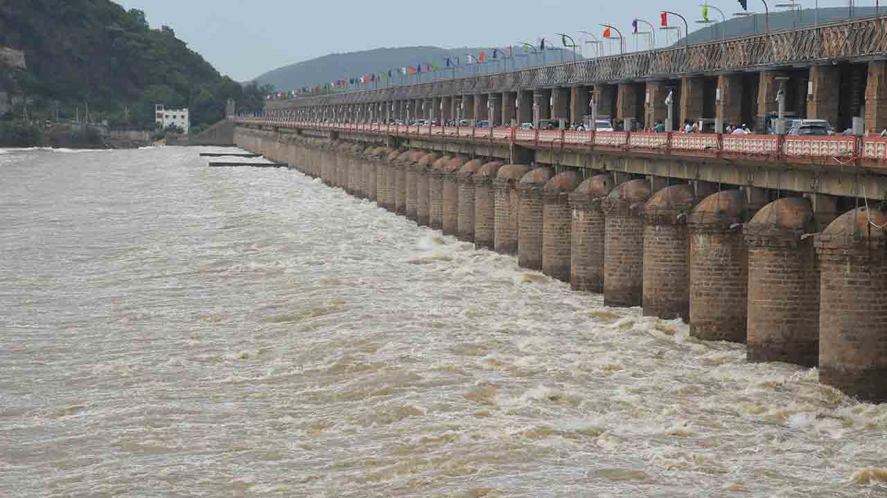 Prakasam barrage | ప్రకాశం బ్యారేజీకి పోటెత్తిన వరద.. 70 గేట్లు ఎత్తి దిగువకు నీటి విడుదల