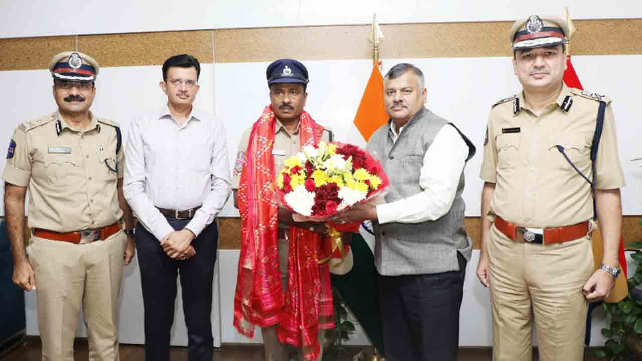 President medal | తెలంగాణ హెడ్‌కానిస్టేబుల్‌కు ప్రెసిడెంట్‌ మెడల్‌.. అభినందించిన డీజీపీ