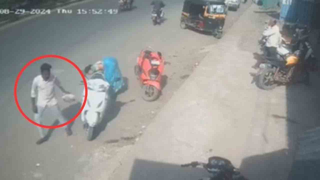 Pune | వడపావ్‌ తినేందుకు స్కూటీ ఆపి.. రూ.5లక్షల విలువైన నగలు పోగొట్టుకున్న వృద్ధ జంట