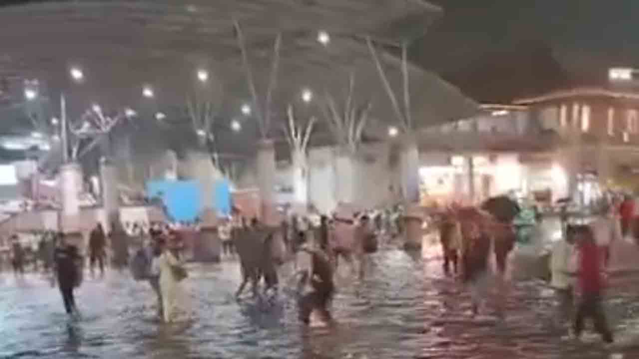 Pune | పూణెలో భారీ వర్షం.. రైల్వే స్టేషన్‌ను ముంచెత్తిన వరద