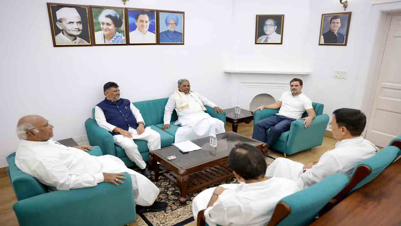 Karnataka  Politics | రాహుల్ గాంధీతో సిద్ధరామయ్య, డీకే శివకుమార్‌ భేటీ