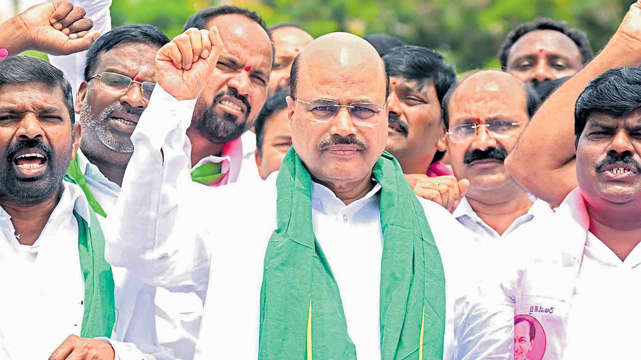 రైతు కోసం.. గులాబీ జంగ్‌ సైరన్‌