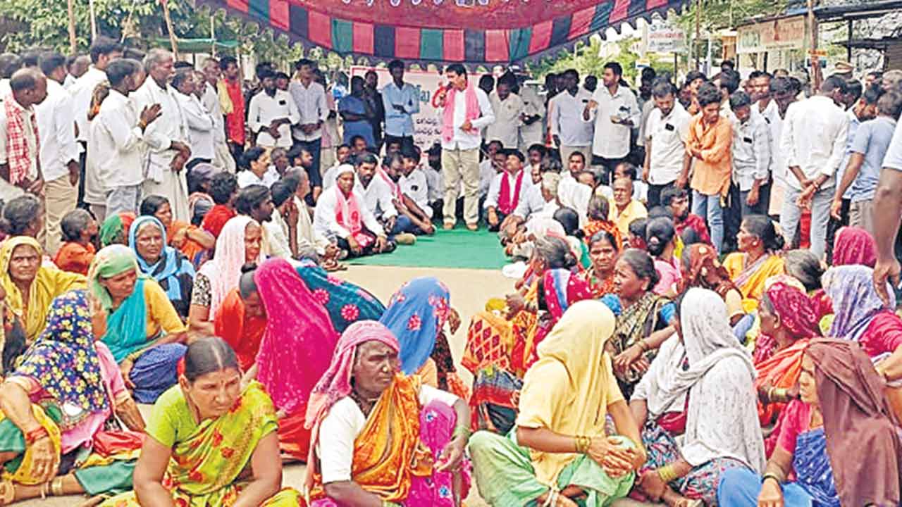 భూములు లాక్కుంటే.. ఊరుకోం