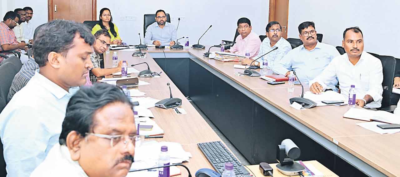 ప్లాట్ల క్రమబద్ధీకరణ పారదర్శకంగా చేపట్టాలి