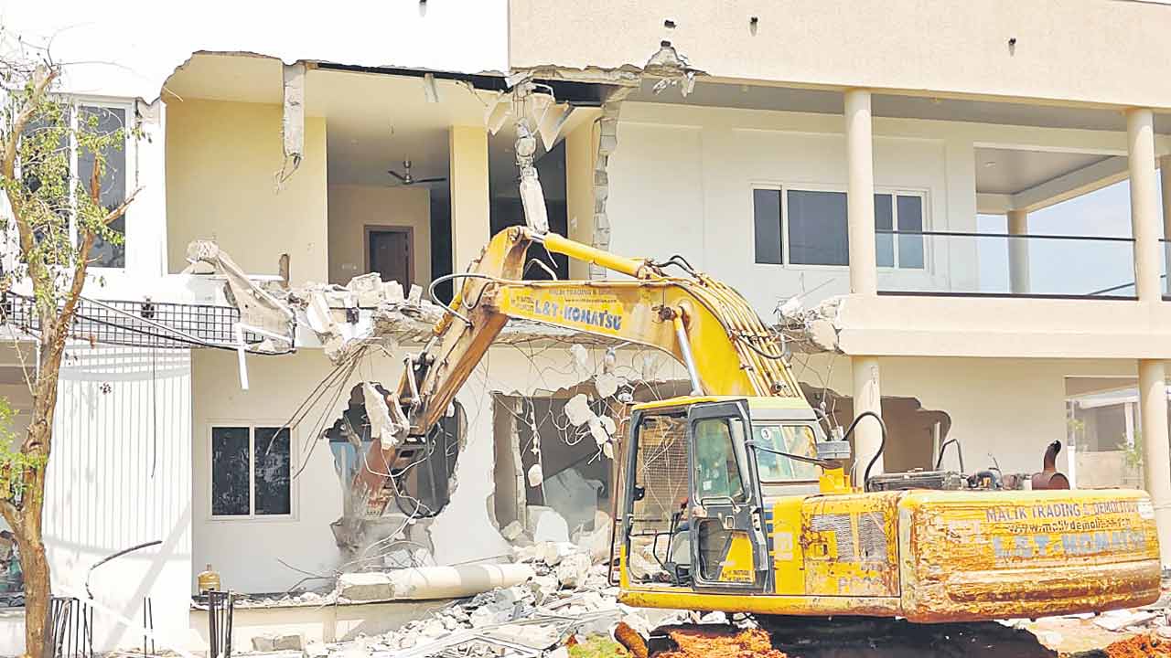 అక్రమ నిర్మాణాలపై.. హైడ్రా ఉక్కుపాదం