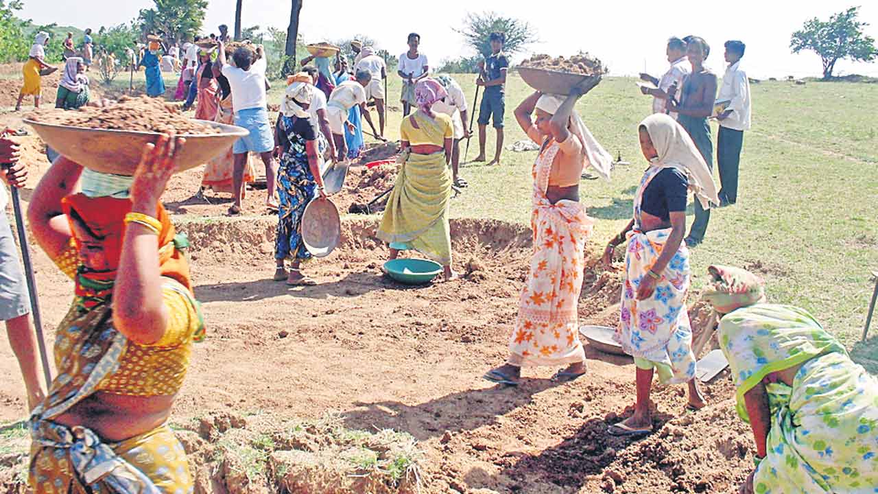 కూలీ డబ్బులు రాలే