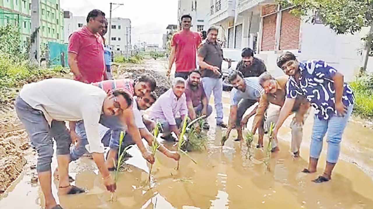 రోడ్డుపై బురదలో నాట్లు వేసి నిరసన