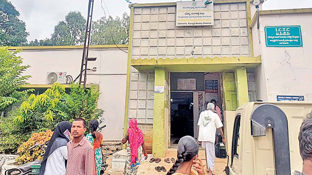 సిబ్బంది నిర్లక్ష్యం.. రోగులకు ప్రాణసంకటం