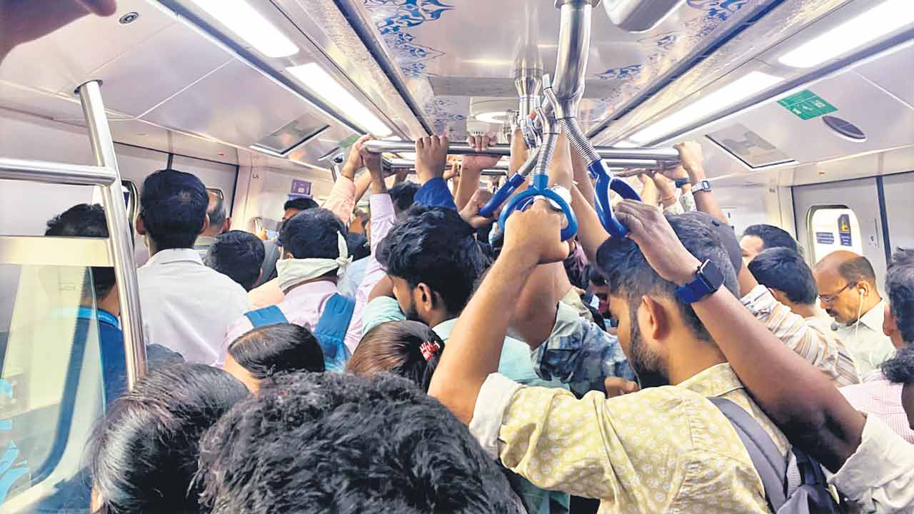 Hyderabad Metro | మెట్రోలో నిల్చోడానికీ తిప్పలే.. అదనపు కోచ్‌ల ఊసెత్తని ఎల్‌అండ్‌టీ