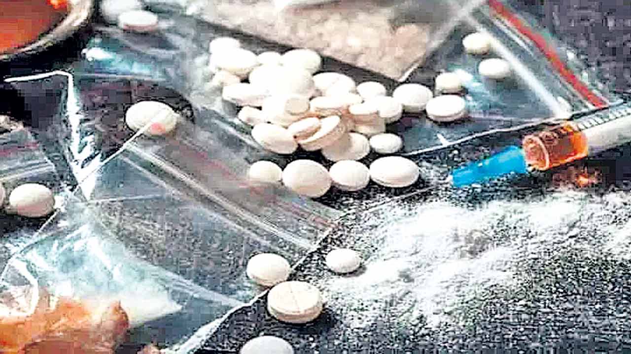రూ.8.5 కోట్ల విలువైన డ్రగ్స్‌ స్వాధీనం
