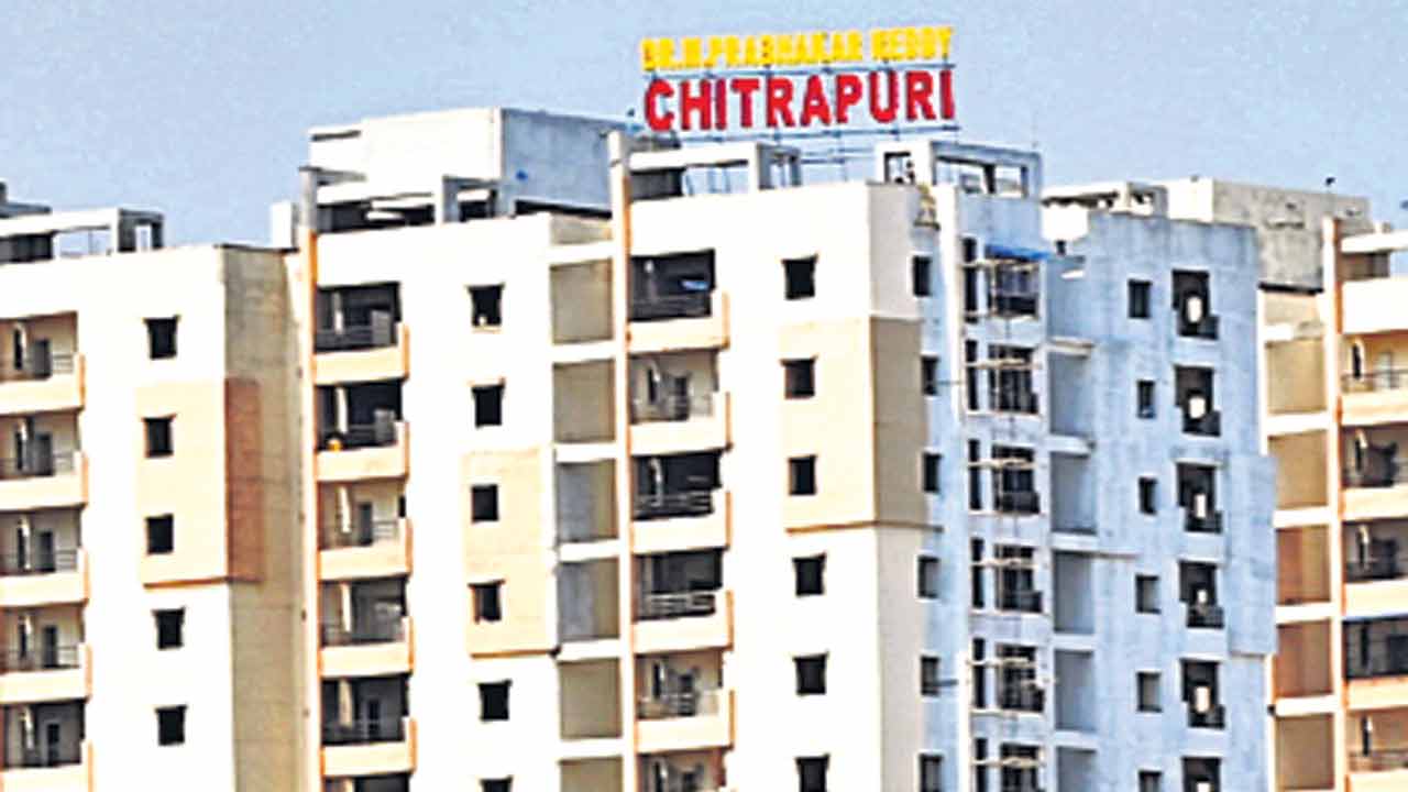 HMDA | విల్లాలపై వివరణ ఇవ్వండి.. చిత్రపురి కాలనీలో అక్రమ నిర్మాణాలకు హెచ్‌ఎండీఏ నోటీసులు