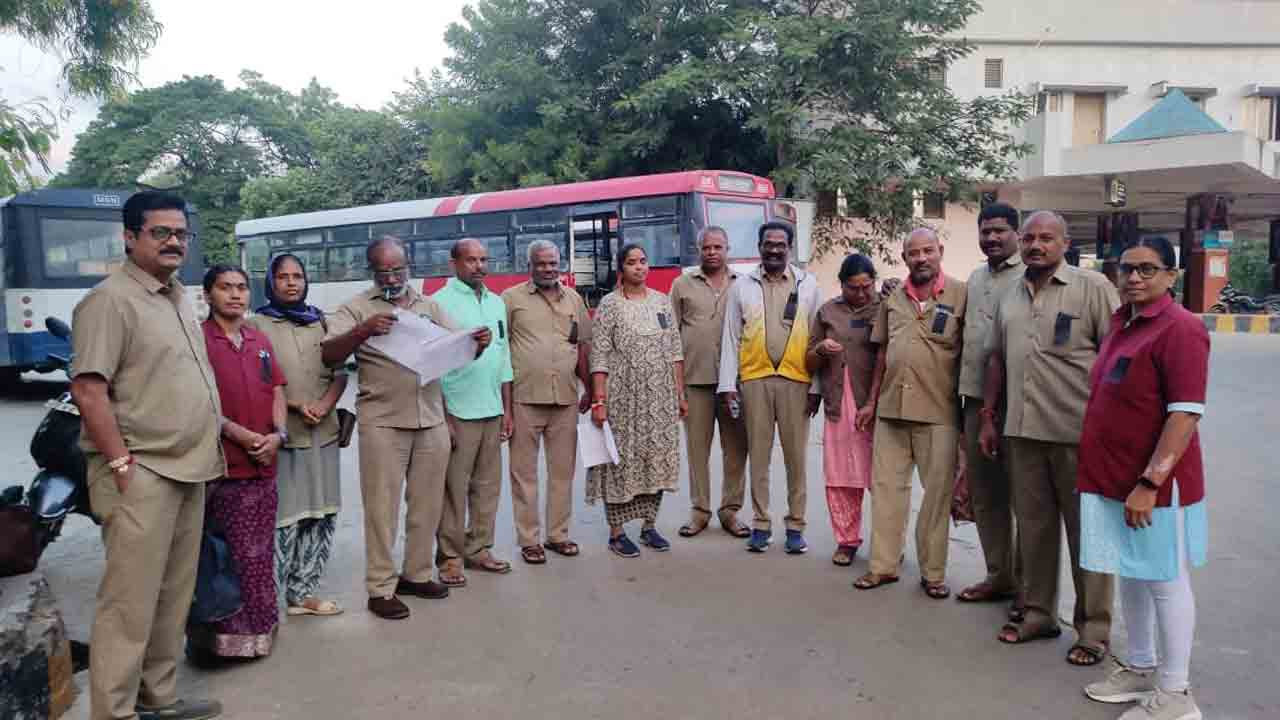 TGSRTC | ఆర్టీసీ సిబ్బంది జంగ్సైరన్.. నల్లబ్యాడ్జీలతో నిరసన