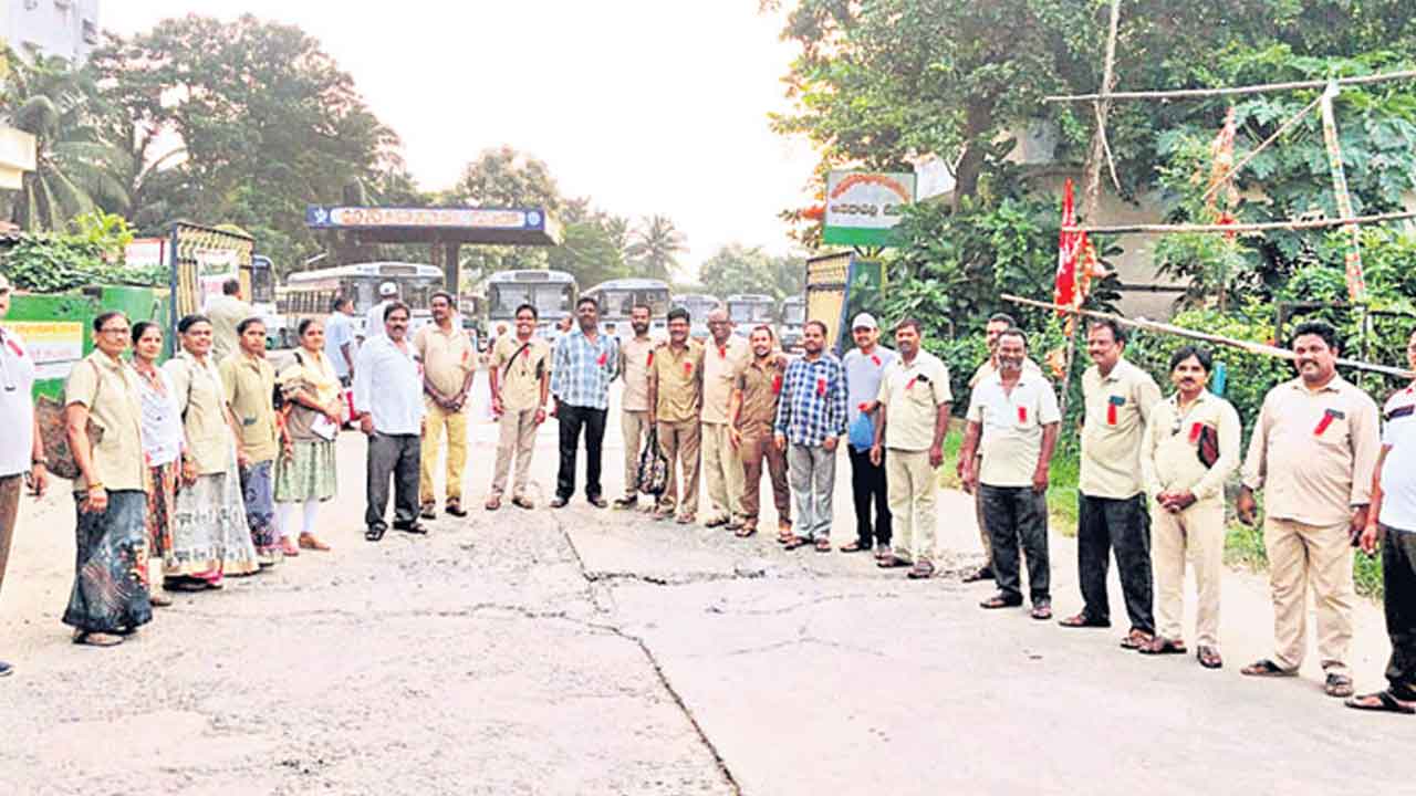 RTC | ఆర్టీసీలో జంగ్‌ సైరన్‌.. హామీలు అమలు చేయాలని డిమాండ్‌