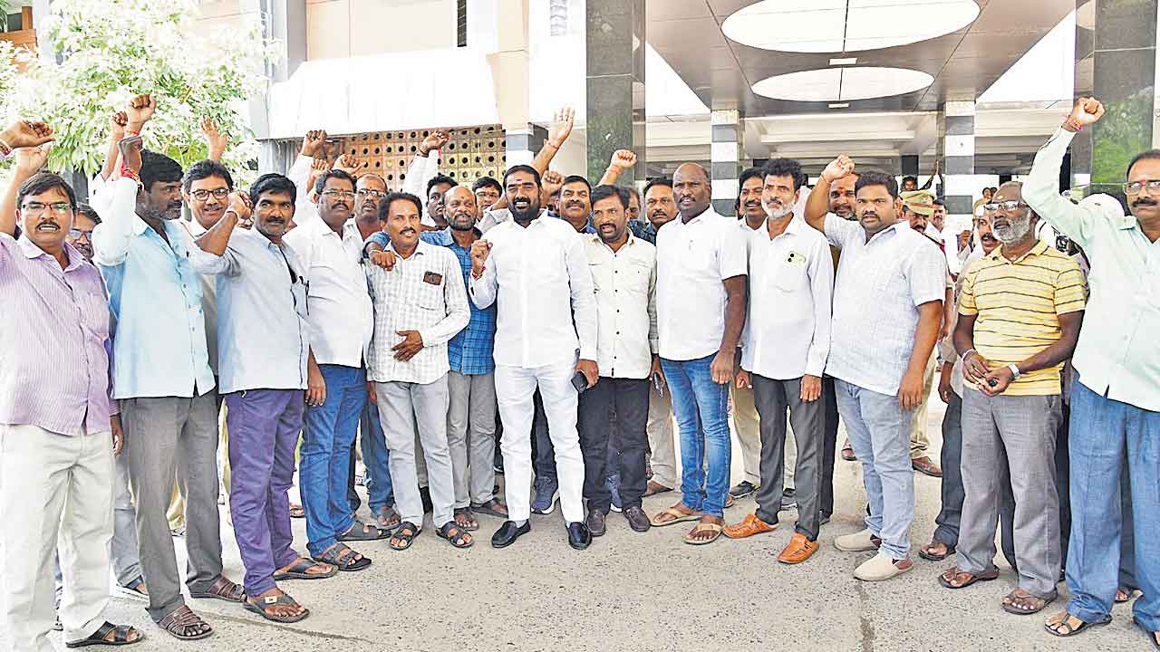 కరీంనగర్‌లో ఆర్టీసీ కార్మికుల నిరసన