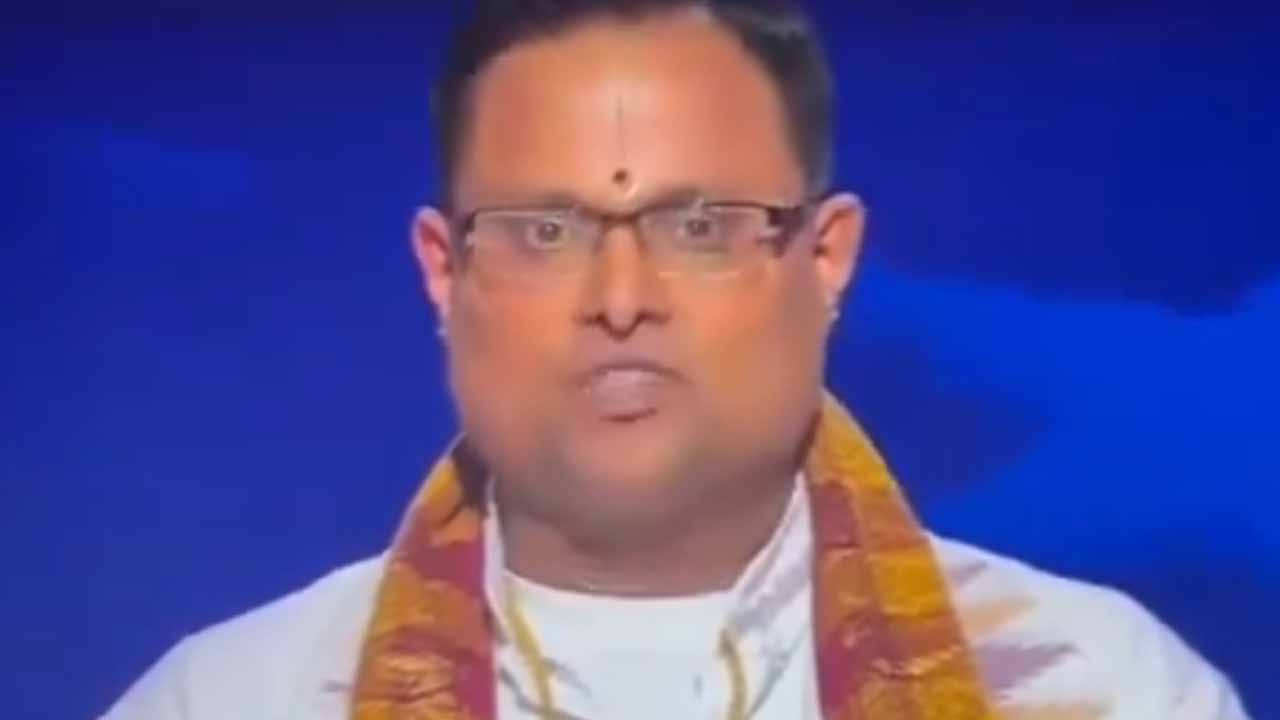 Rakesh Bhatt: ఎవ‌రీ పూజారి రాకేశ్ భ‌ట్‌.. డెమోక్ర‌టిక్ పార్టీ మీటింగ్‌లో ఆయ‌నేం చేశారు?