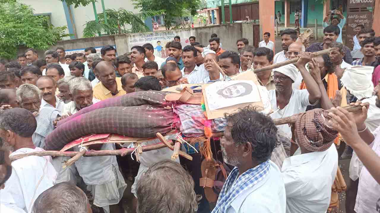 Runa Mafi | రుణమాఫీపై రైతన్నల ఆగ్రహం.. రేవంత్‌ రెడ్డి దిష్టిబొమ్మతో శవయాత్ర