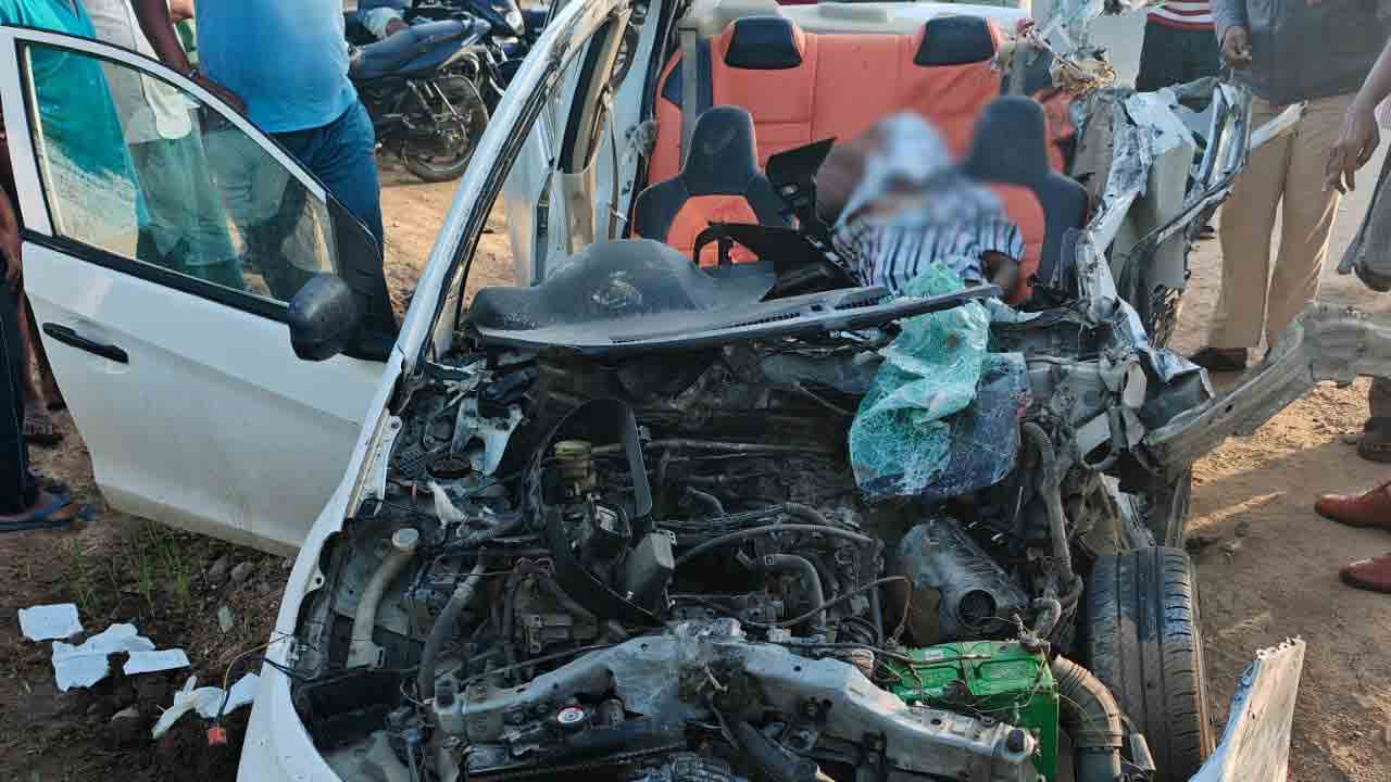 Road accident | రోడ్డు పక్కన ఆగివున్న లారీని ఢీకొట్టిన కారు.. ఇద్దరు యువకుల దుర్మరణం