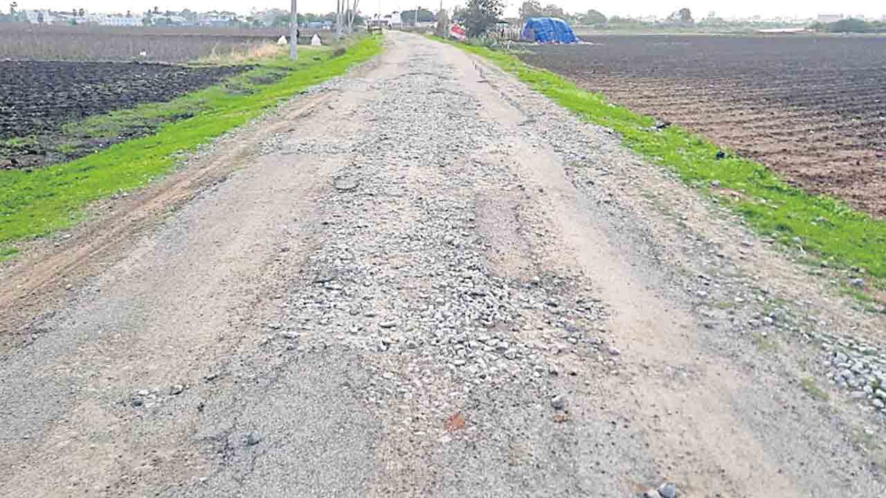 కంకర తేలిన రహదారి