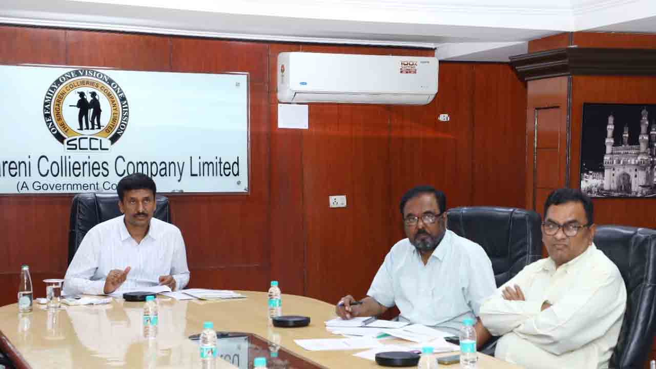 Singareni CMD Balaram | ప్ర‌మాదాలు నివారిద్దాం.. సుర‌క్షిత సింగరేణిని ఆవిష్క‌రిద్దాం.. వీడియో కాన్ఫ‌రెన్స్‌లో సంస్థ సీఎండీ బ‌ల‌రామ్