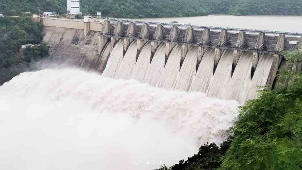 Srisailam | శ్రీశైలానికి కొనసాగుతున్న వరద ఉధృతి.. 20 అడుగుల మేర పది గేట్లు ఎత్తి నీరు విడుద‌ల