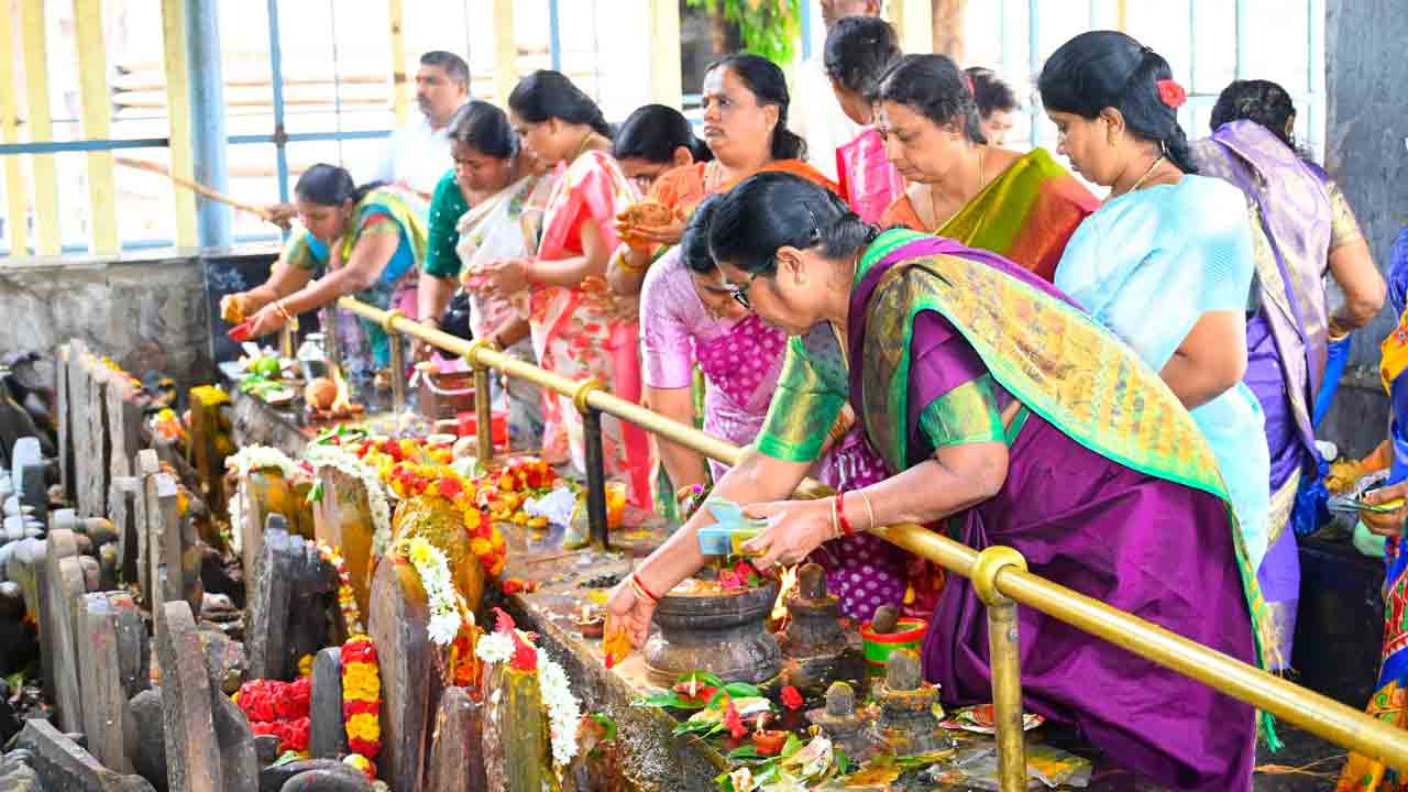 Srisailam | శ్రీశైల మహాక్షేత్రంలో భక్తి శ్రద్ధలతో నాగుల చవితి పండుగ..!