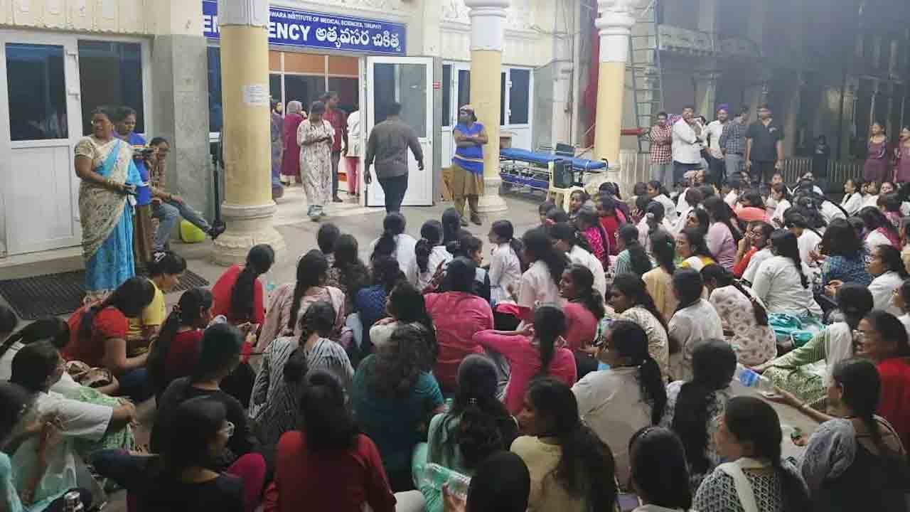 SVIMS | వైద్యురాలిపై రోగి దాడి.. చర్యల కోసం స్విమ్స్‌లో జూనియర్ డాక్టర్ల ఆందోళన..