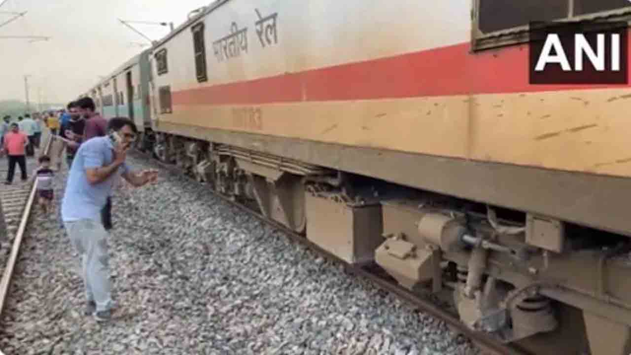 Sabarmati Express | పట్టాలు తప్పిన సబర్మతి ఎక్స్‌ప్రెస్‌.. ప్రయాణికులు సేఫ్‌