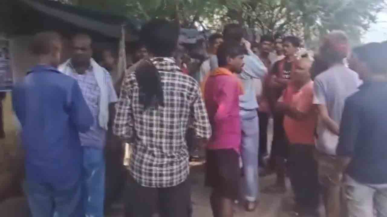 Delhi | ఫుట్‌పాత్‌పై నిద్రిస్తున్న వారిపైకి దూసుకెళ్లిన ట్రక్కు.. ముగ్గురు మృతి