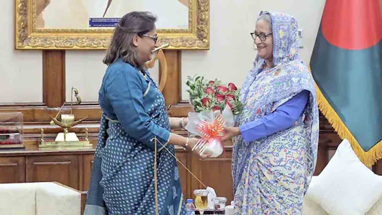 Sheikh Hasina | ఈ కష్టసమయంలో మా అమ్మను చూడలేకపోతున్నా.. హసీనా కుమార్తె భావోద్వేగ పోస్ట్‌