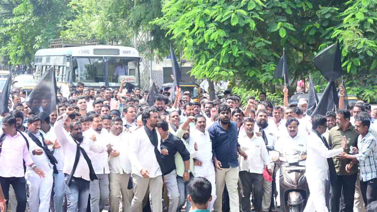 Siddipet | హరీశ్‌రావు క్యాంప్‌ ఆఫీస్‌పై కాంగ్రెస్‌ గూండాల దాడి.. నల్లజెండాలతో బీఆర్‌ఎస్‌ నిరసన.. ఫొటోలు