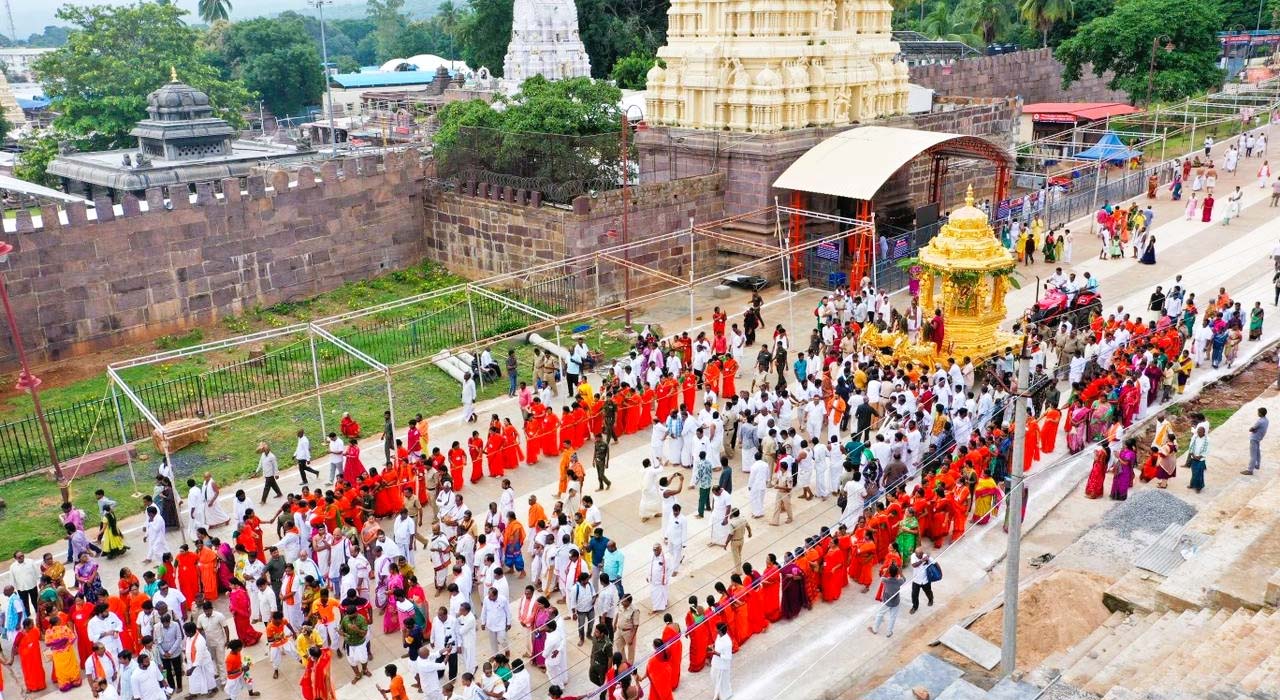 Swarna Ratham | శ్రీశైల క్షేత్రంలో కనులపండువగా స్వర్ణ రథోత్సవం