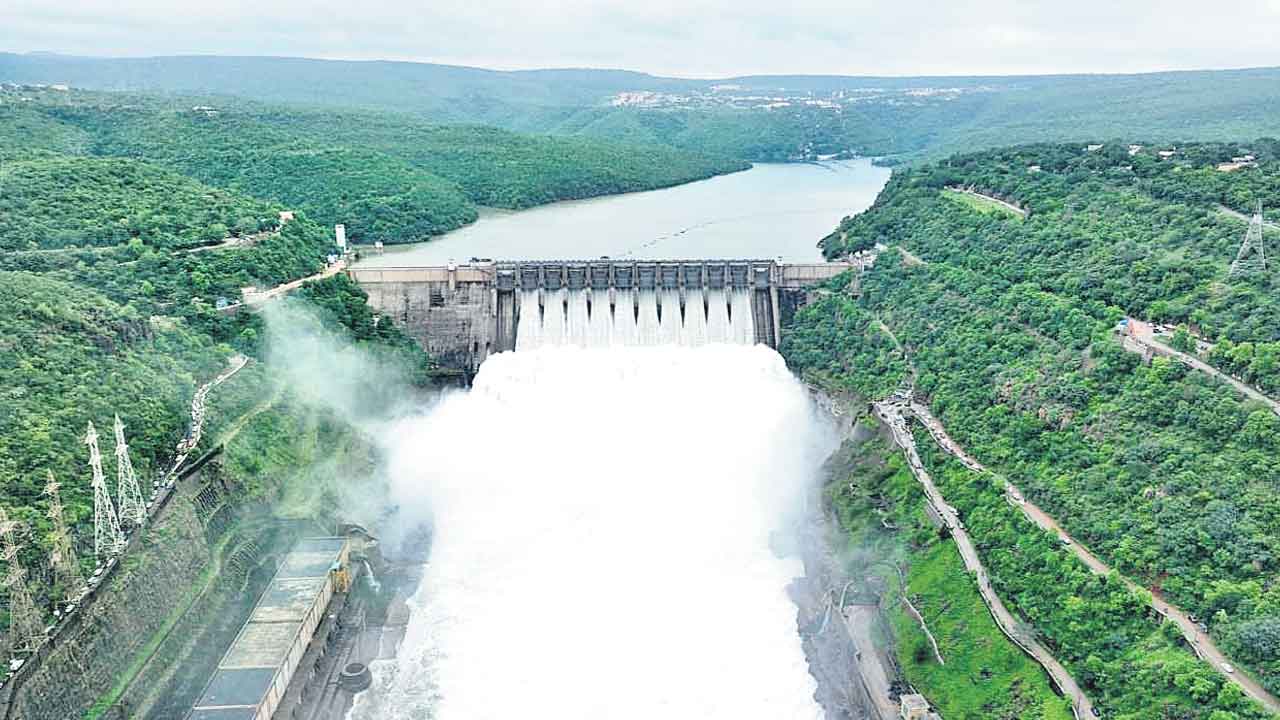 శ్రీశైలానికి పోటెత్తిన వరద