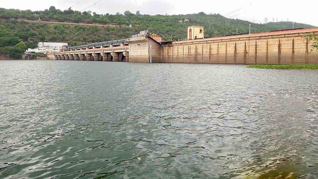 Srisailam Reservoir | శ్రీశైలం రిజర్వాయర్కు కొనసాగుతున్న వరద