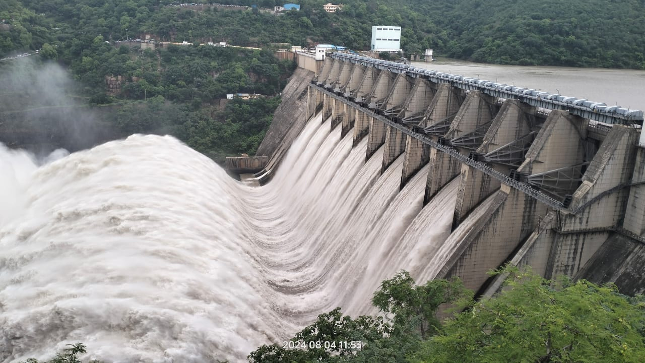 Srisailam | శ్రీశైలం నుంచి కొనసాగుతున్న నీటి విడుదల.. అవుట్‌ ఫ్లో 9.69లక్షల క్యూసెక్కులు..