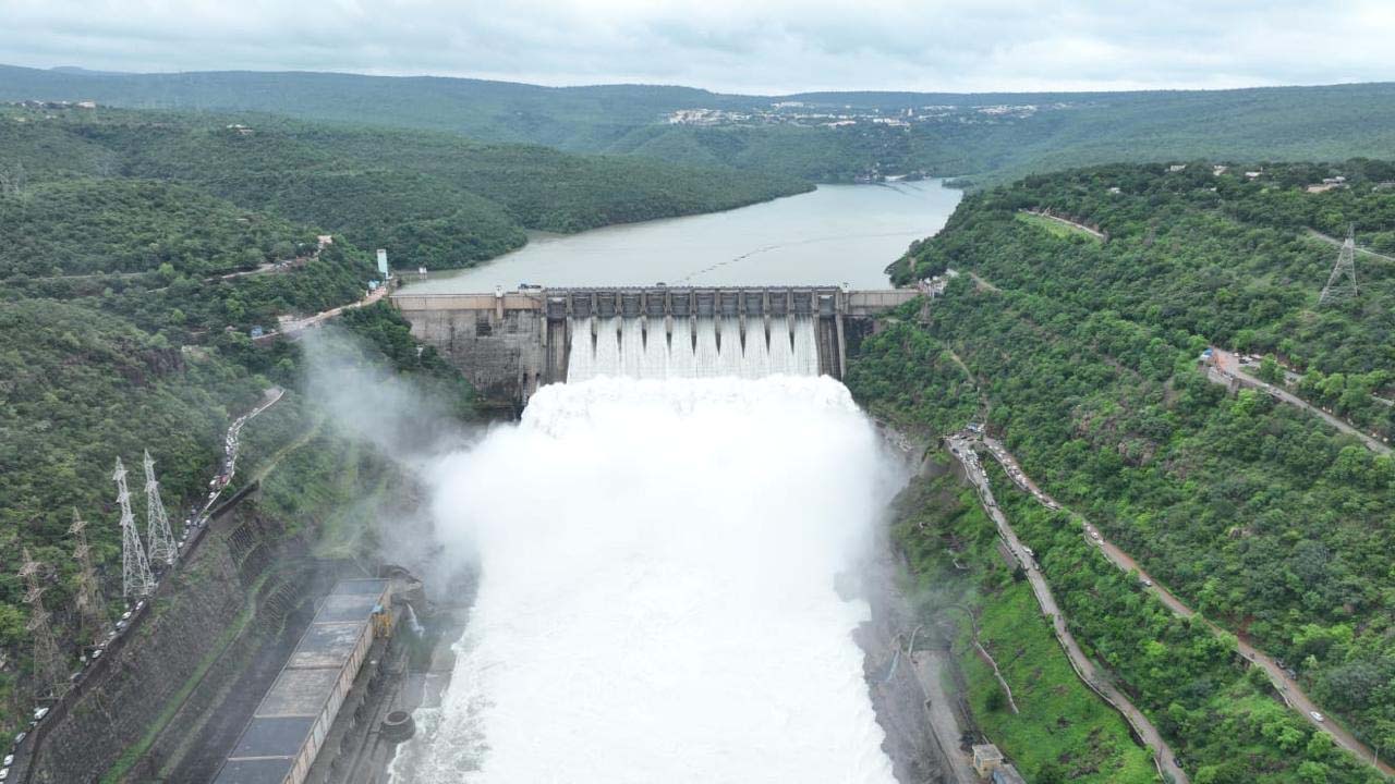 Srisailam Dam | శ్రీశైలం డ్యామ్‌కు భారీగా వరద.. పర్యాటకులతో సందడిగా మారిన ఘాట్‌రోడ్లు..!