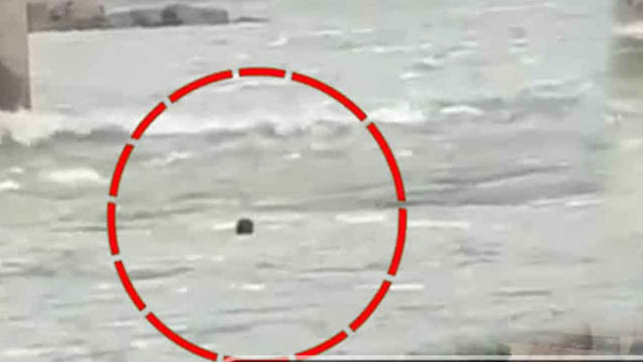 శ్రీశైలం వరదలో తెలంగాణ వ్యక్తి గల్లంతు