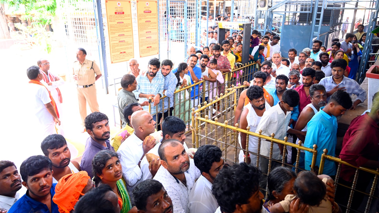 Srisailam Temple | శ్రీశైలంలో భక్తుల సందడి.. కిటకిటలాడిన శ్రీగిరులు