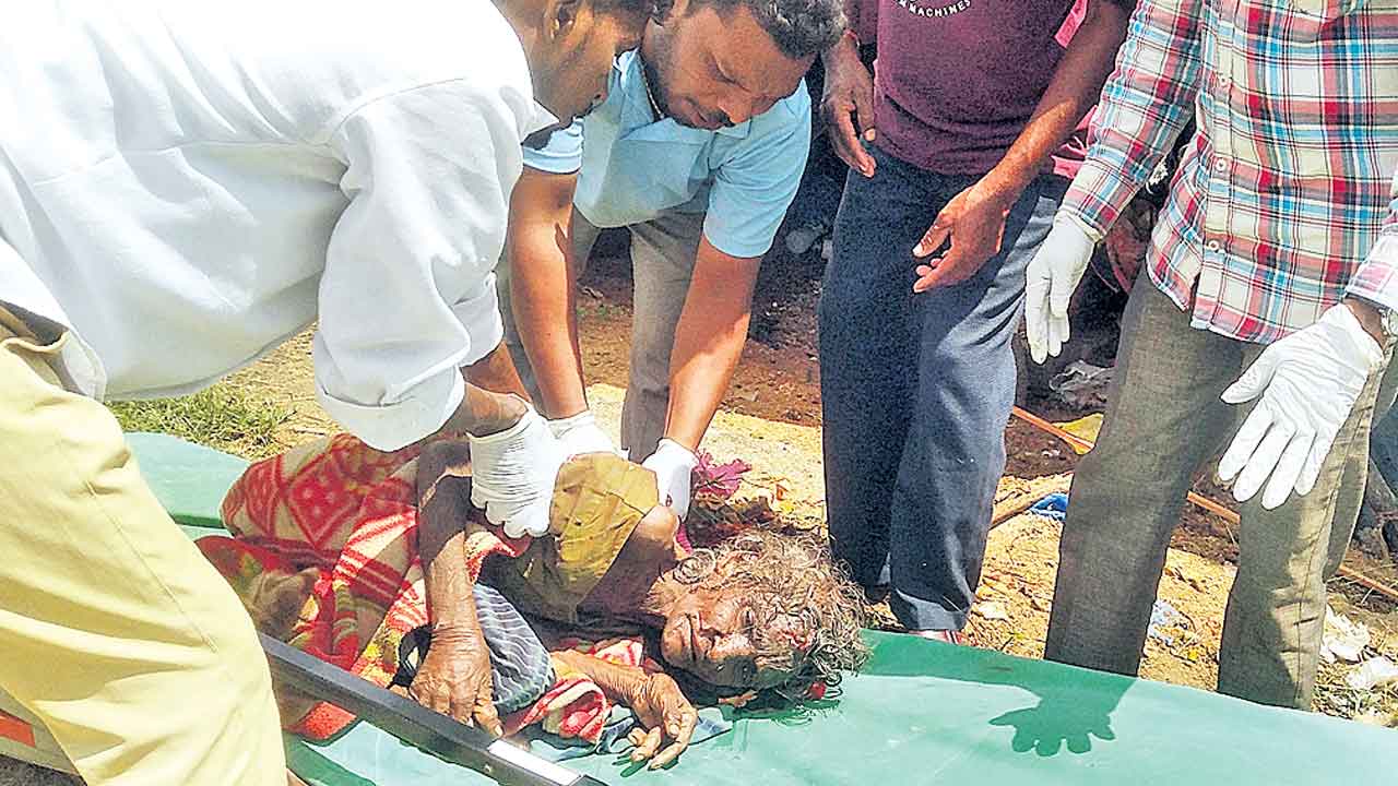 Old woman | పాపం పండుటాకు.. వీధికుక్కల దాడిలో వృద్ధురాలికి తీవ్ర గాయాలు