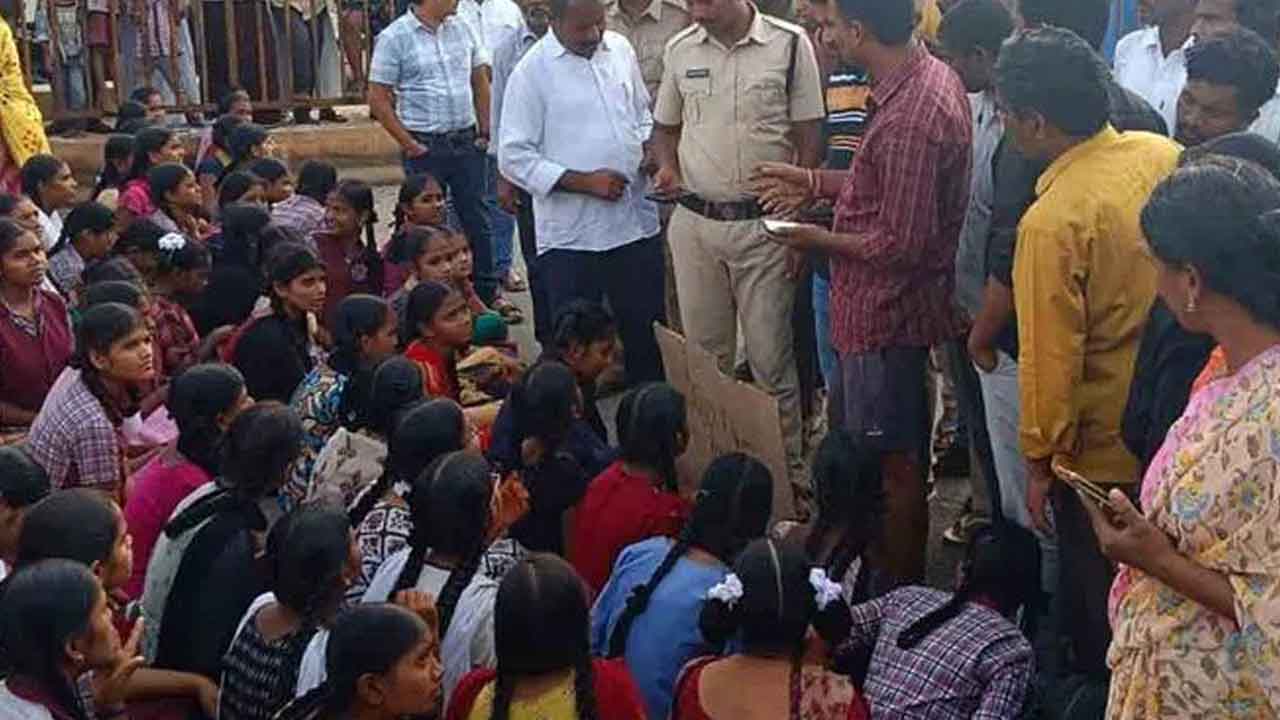 KGBV Students | ఎస్సీ, ఎస్టీల దగ్గర ఇట్లనే వాసనొస్తది.. విద్యార్థులను కించపర్చుతున్న ఉపాధ్యాయులు!