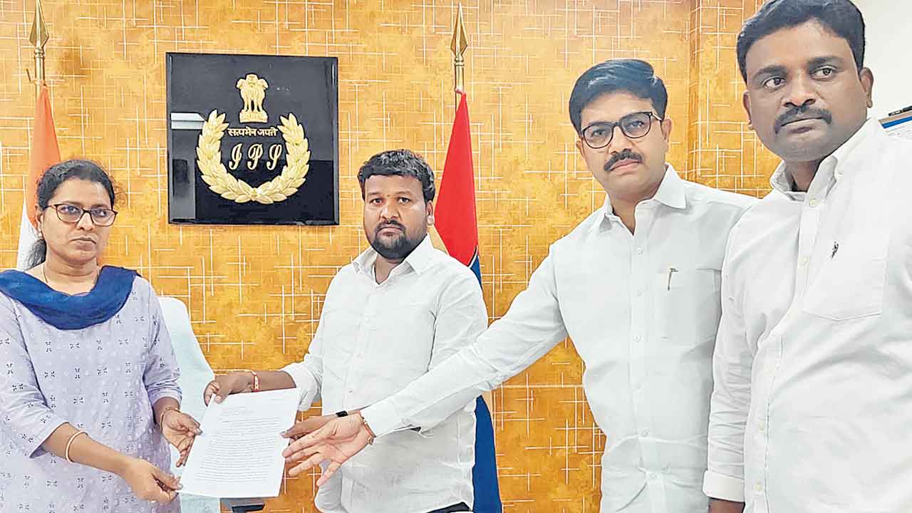 కవిత పరువుకు భంగం కలిగేలా పోస్టులా?