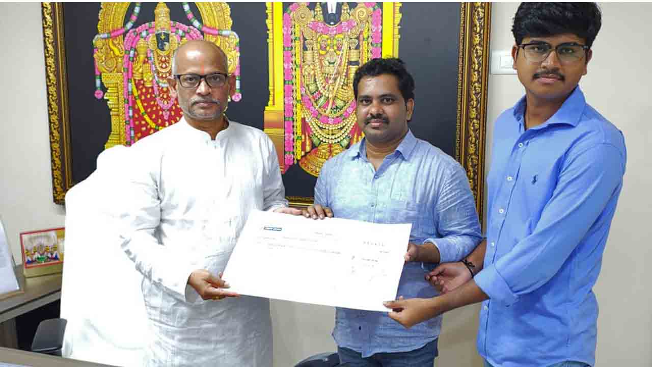 TTD | ఆపదమొక్కుల వాడికి విరాళాల వెల్లువ .. హైదరాబాద్‌కు చెందిన భక్తుడు రూ. 51 లక్షల విరాళం అందజేత