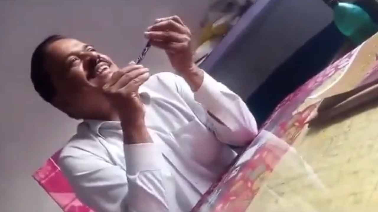 Kiss for attendance | నీకు హాజరు వేయాలంటే నాకు ముద్దివ్వాల్సిందే.. ఉపాధ్యాయురాలికి లైంగిక వేధింపులు..Video