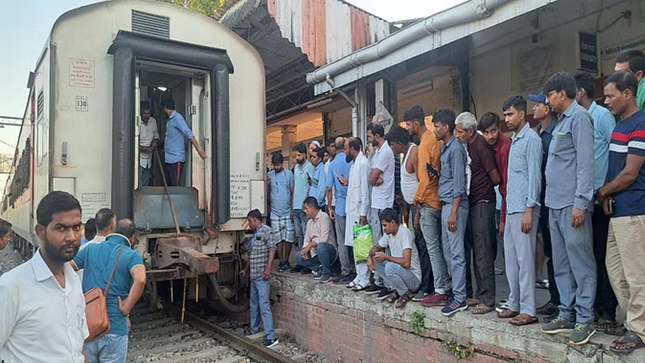 Kisan Express | రెండుగా విడిపోయిన రైలు.. తప్పిన పెను ప్రమాదం..!