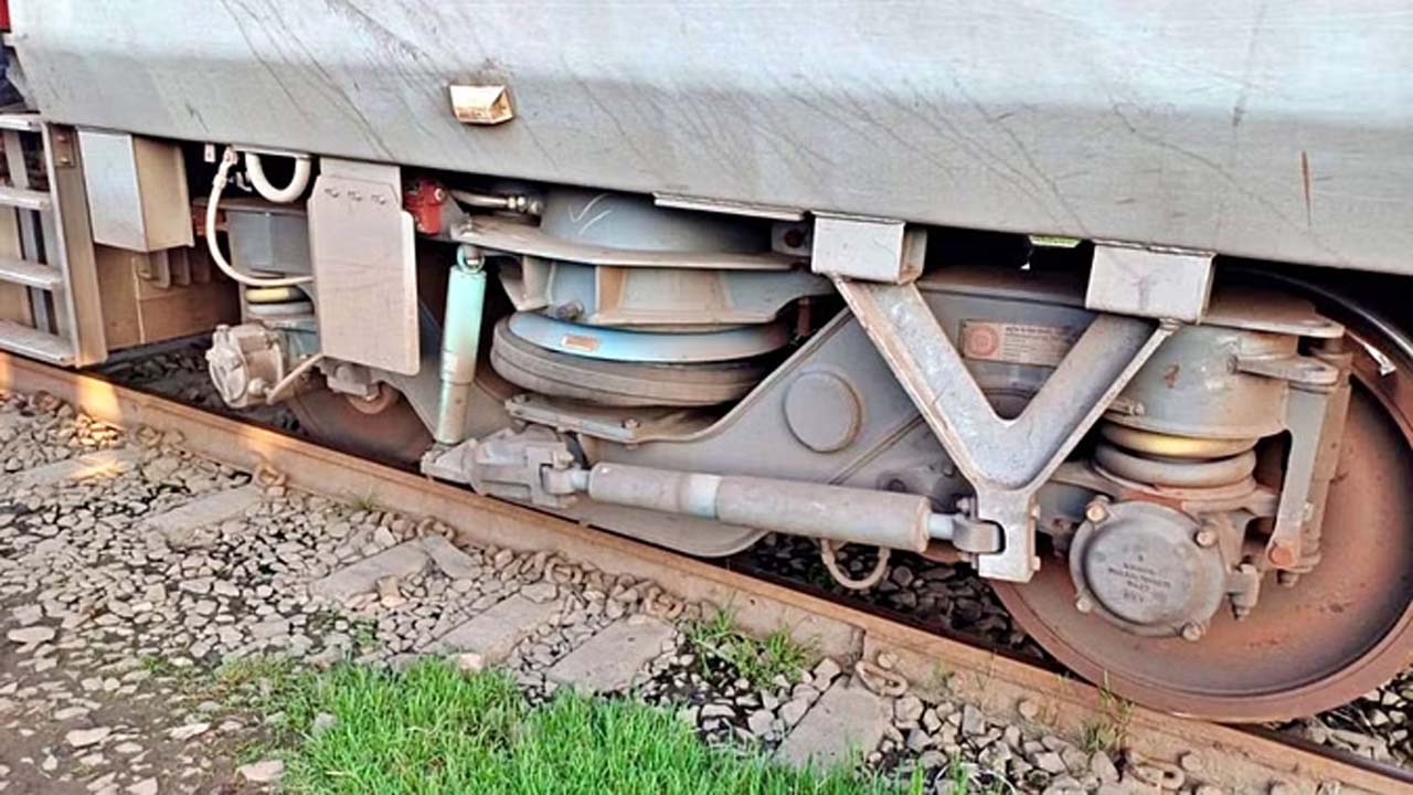 Train Derailed | ఇటార్సీలో తప్పిన పెను ప్రమాదం.. పట్టాలు తప్పిన రైలు