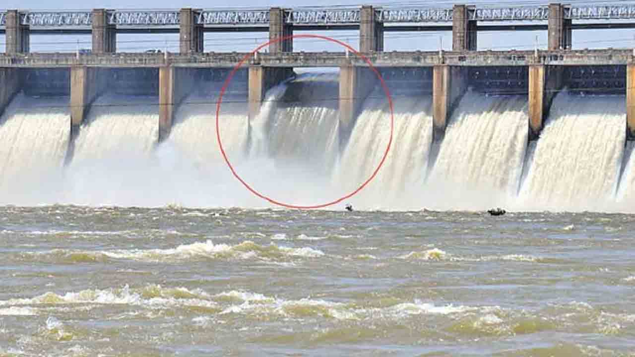 Tungabhadra Dam | తుంగభద్ర డ్యామ్‌ 19వ గేటు స్థానంలో విజయవంతంగా స్టాప్ లాగ్ పనులు పూర్తి