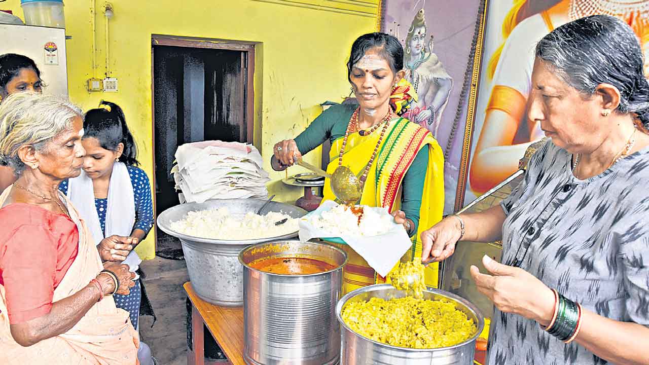 అన్నార్తుల అన్నపూర్ణ