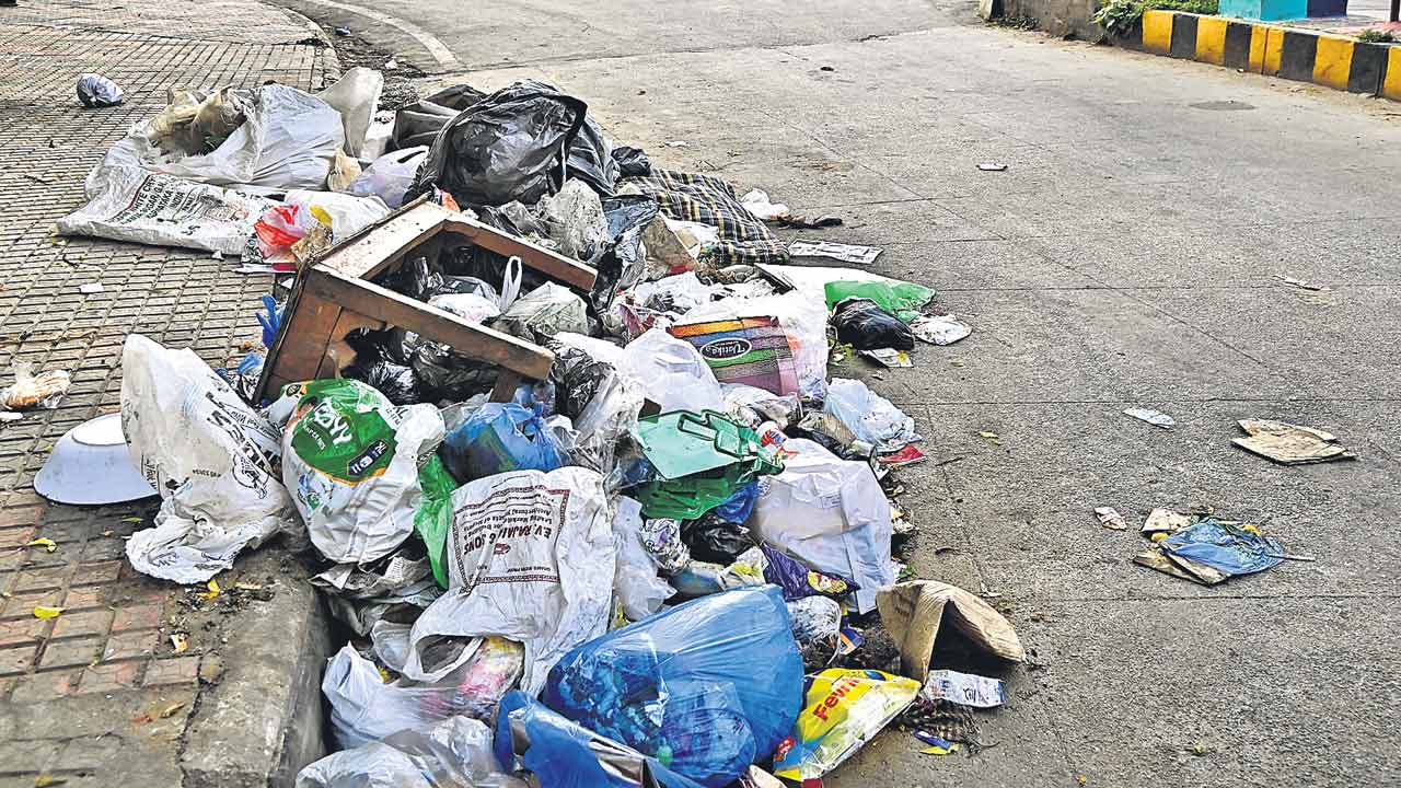 GHMC | గ్రేటర్‌లో గాడి తప్పిన స్వచ్ఛత.. డంపింగ్‌ యార్డులా ప్రధాన రహదారులు