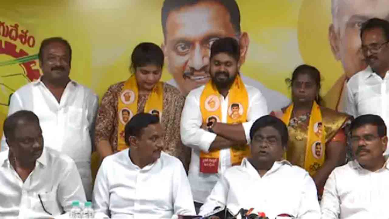 YCP Corporators | విజయవాడలో వైసీపీకి షాక్‌.. ముగ్గురు కార్పొరేటర్లు టీడీపీలోకి జంప్‌