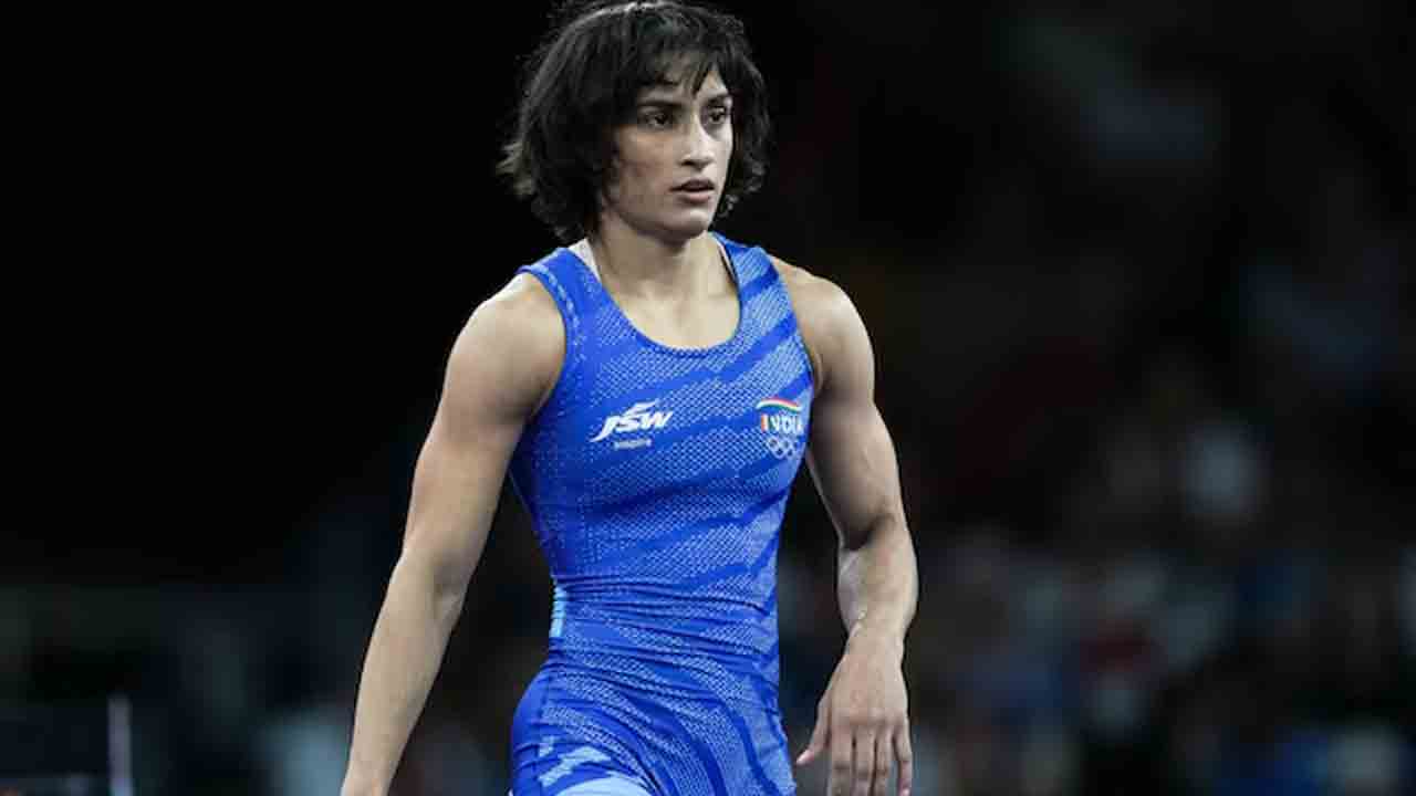 Vinesh Phogat | రెజ్లర్‌ వినేశ్‌ ఫొగాట్‌ పతకం ఆశలు గల్లంతు.. అధిక బరువు కారణంగా అనర్హత వేటు..!