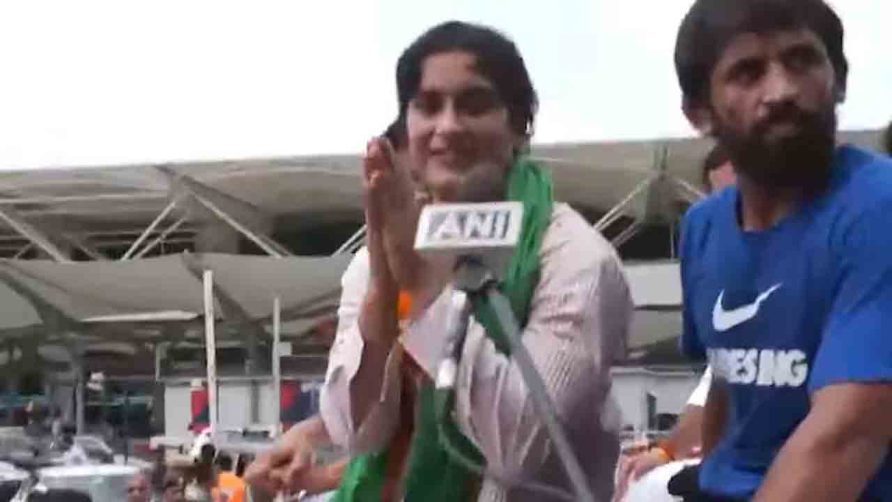Vinesh Phogat | భారత్‌ చేరుకున్న వినేశ్‌ ఫోగాట్‌.. భావోద్వేగంతో కన్నీళ్లు పెట్టుకున్న రెజ్లర్‌